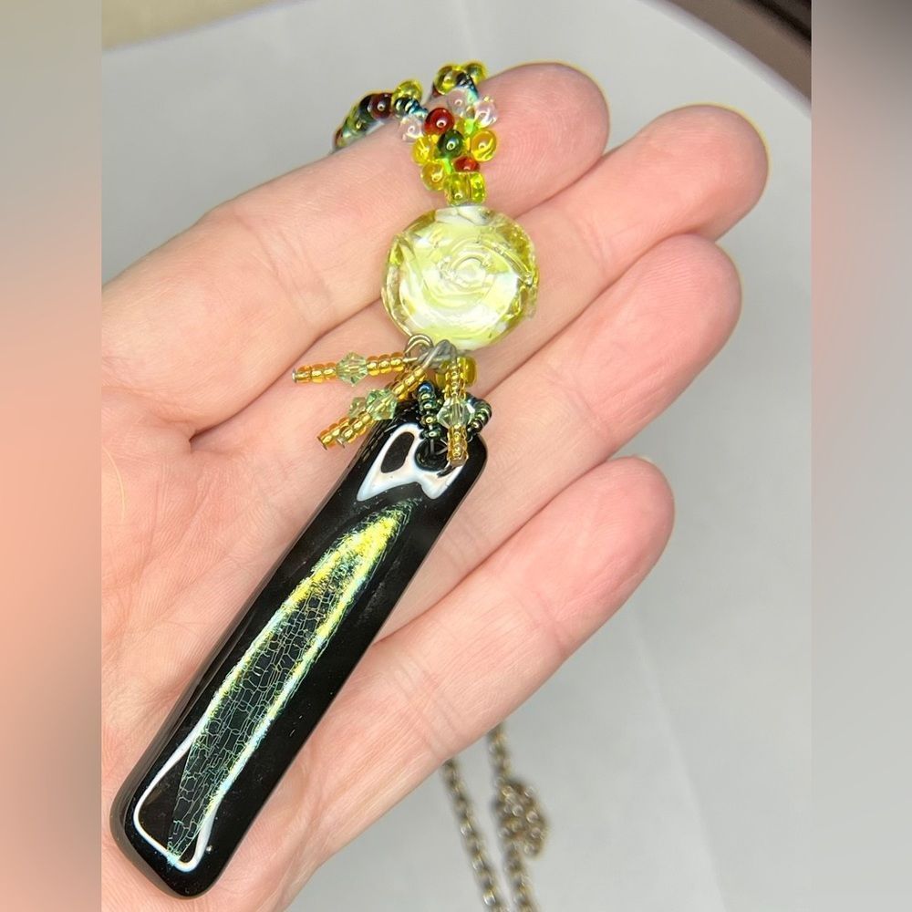 Glass bead necklace lime + w/black pendant - Picture 8 of 10